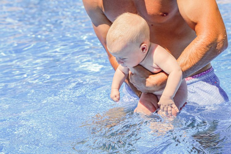 bebés en el agua