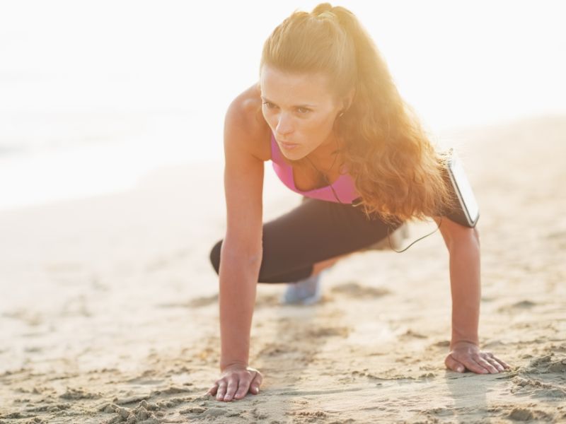 Persona haciendo deporte de vacaciones al aire libre