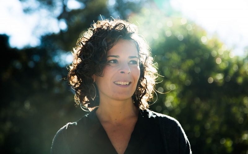 ELISENDA PASCUAL- “SI TÚ NO TE CUIDAS, TE VAS A DESORDENAR Y TE CONVERTIRÁS EN UNA NIÑA PEQUEÑA PATALEANDO DELANTE DE TUS HIJXS”