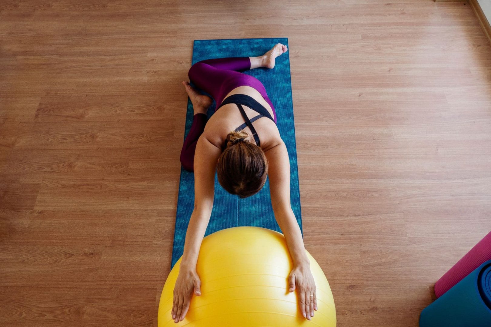 ejercicios con pelota de pilates para embarazadas estiramiento de espalda