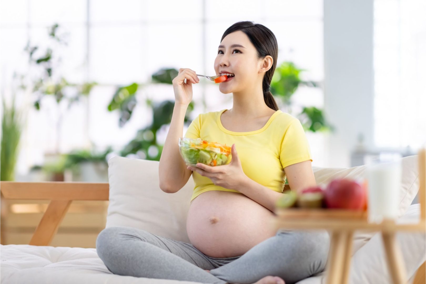 Una alimentación equilibrada durante el embarazo es clave para evitar el dolor en las costillas durante el embarazo 