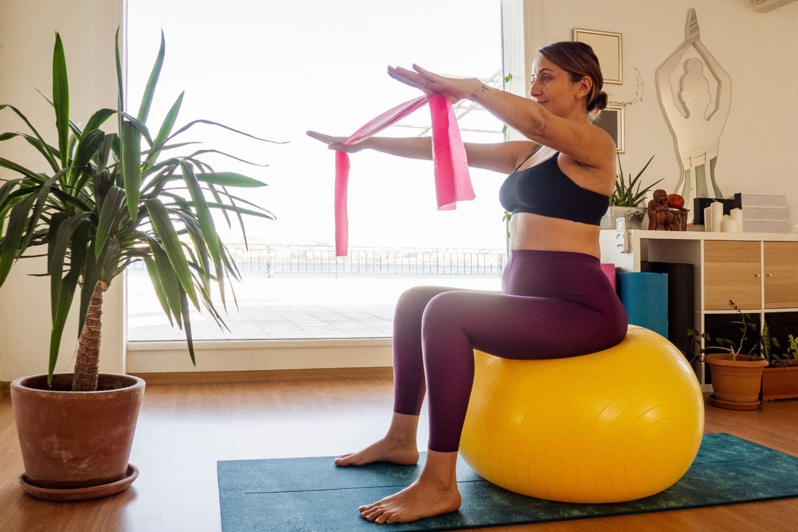 ejercicios con pelota de pilates para embarazadas con gomas