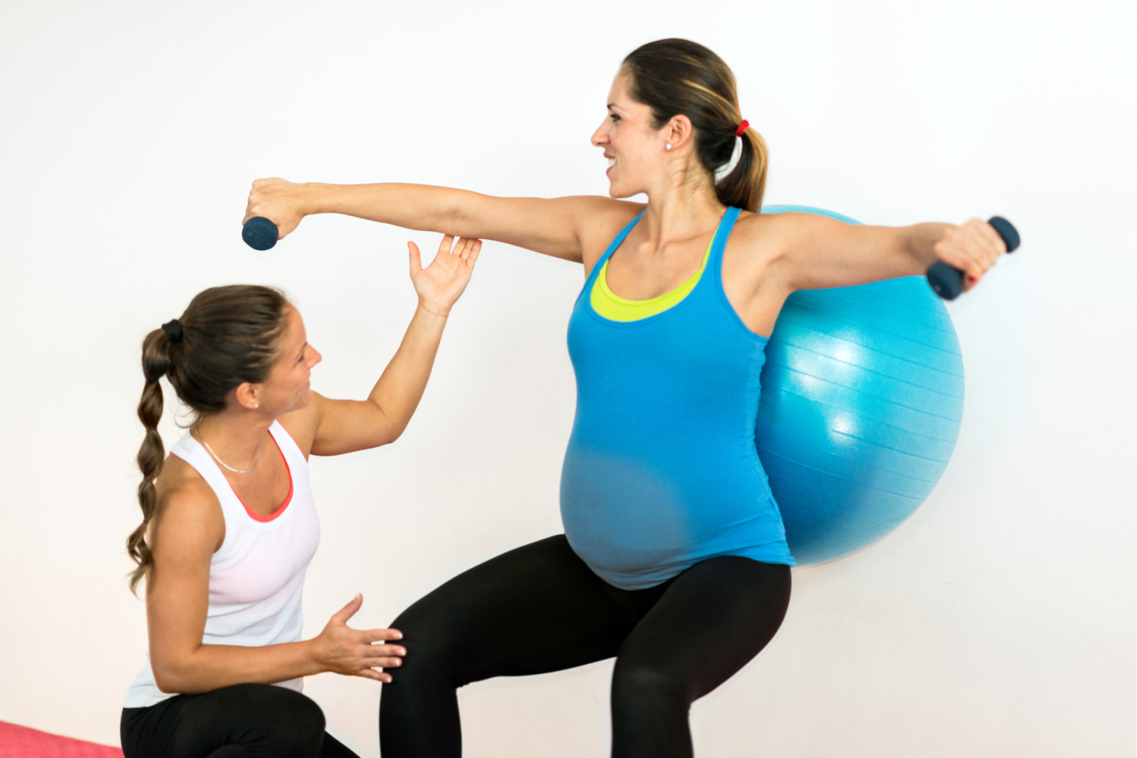 ejercicios con pelota de pilates para embarazadas con pesas
