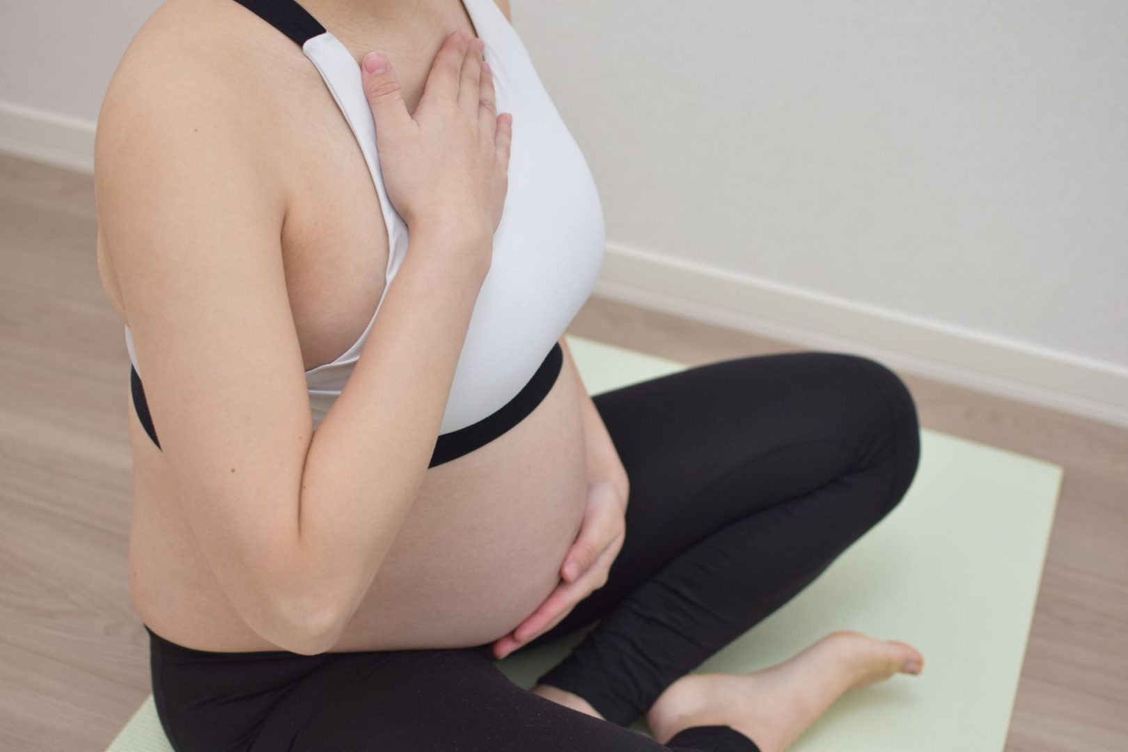 En caso de tener dolor en las costillas durante el embarazo: Respira conscientemente.