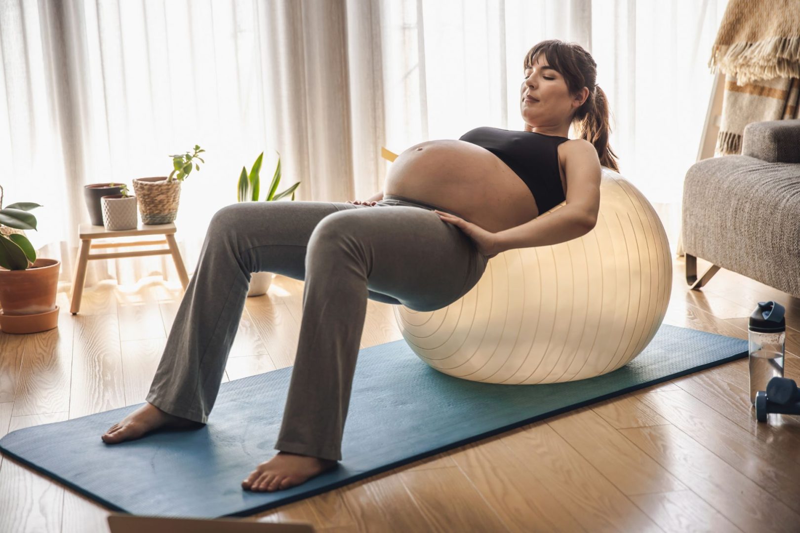 ejercicios con pelota de pilates para embarazadas glúteos 