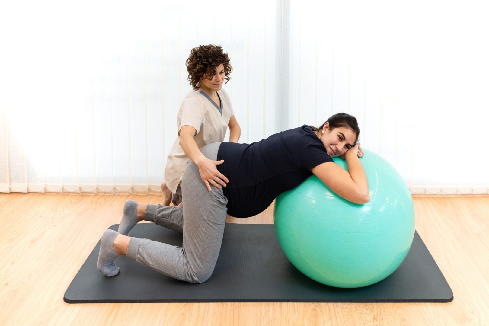Ejercicios con fitball para embarazadas. Respiración, suelo pélvico y  movimientos de pelvis. 