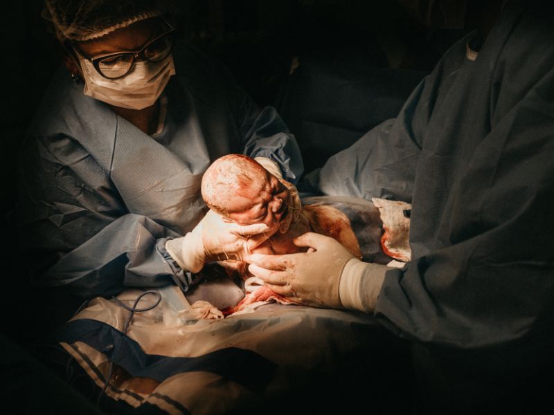 La cesárea es otro de los tipos de parto que consiste en una intervención quirúrgica.