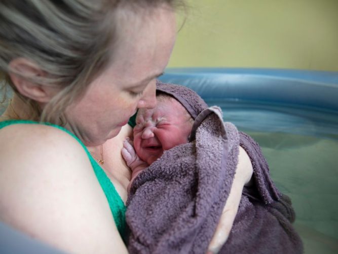 El parto en el agua es una opción que ha ganado popularidad en los últimos años