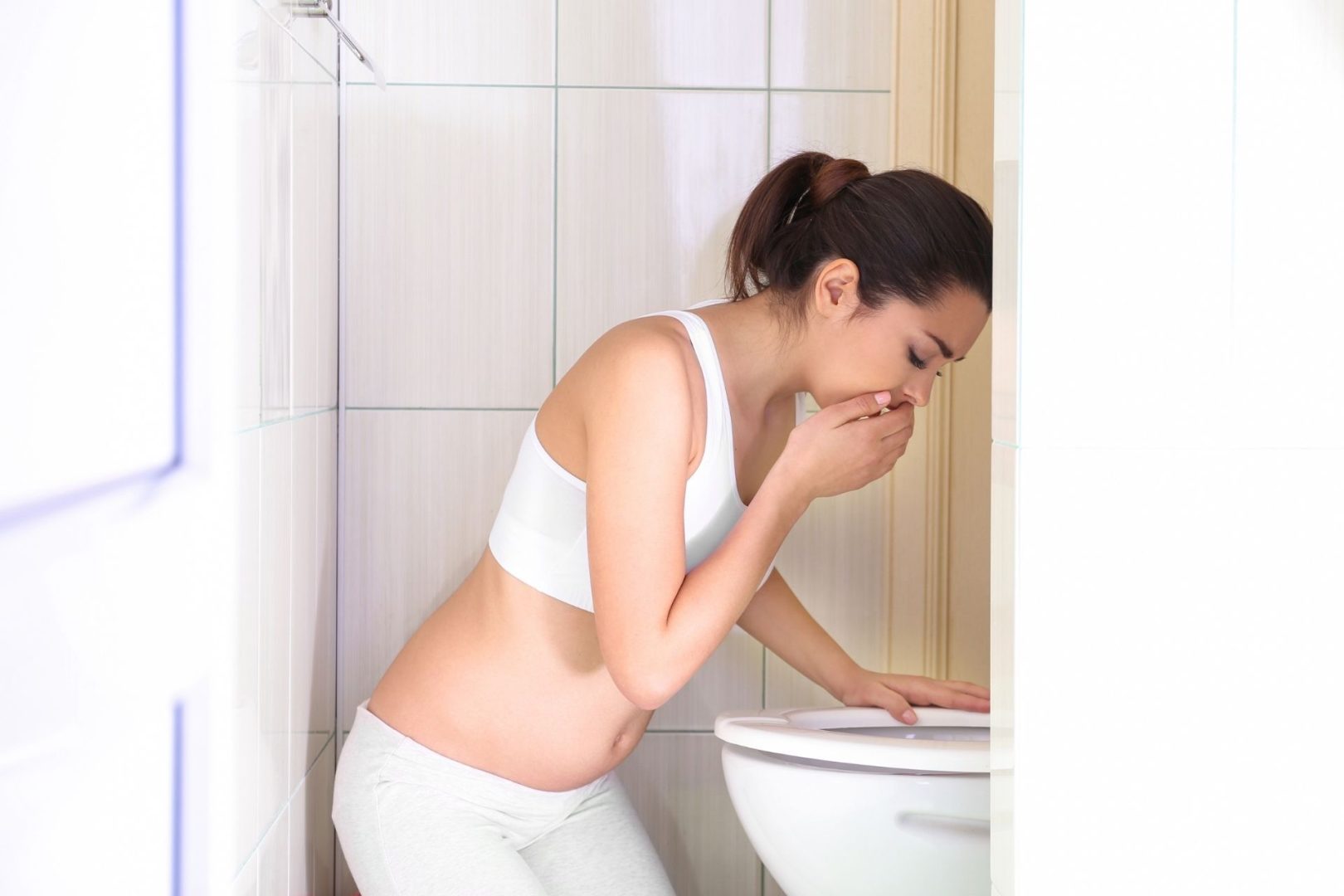 Las náuseas es uno de los principales síntomas durante el primer trimestre de embarazo