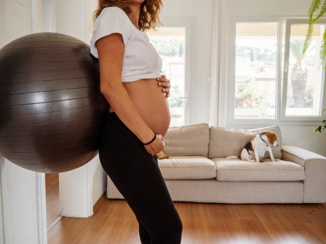 ejercicios de pelota durante el embarazo: segundo trimestre