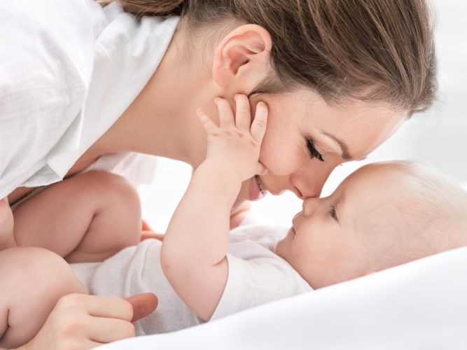 instinto maternal: cómo influye en la crianza