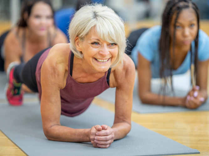 Ejercicios de fuerza en la menopausia: planchas